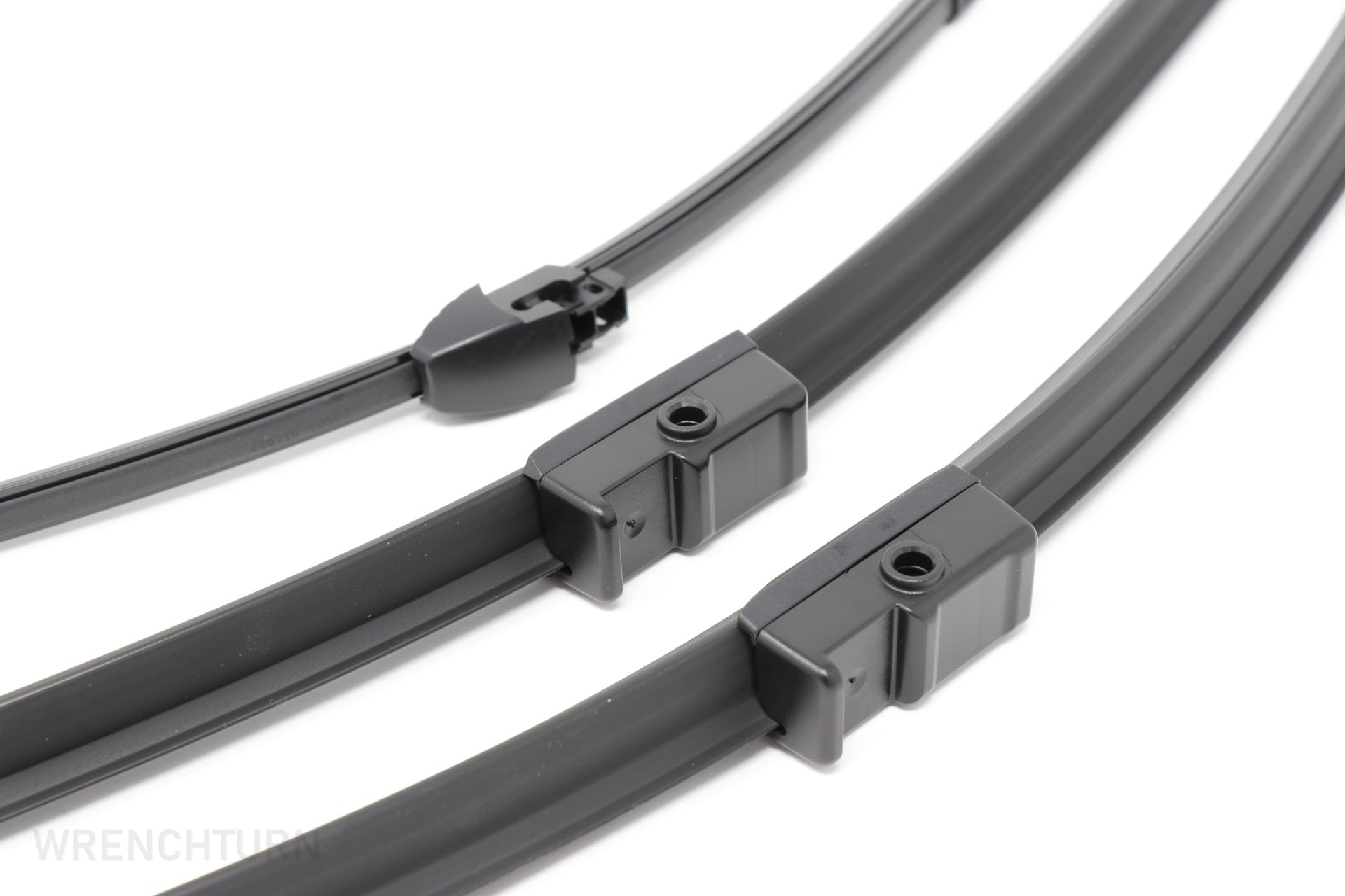 2 bosch aerotwin front wiper blades and 1 bosch rear wiper blade on white background