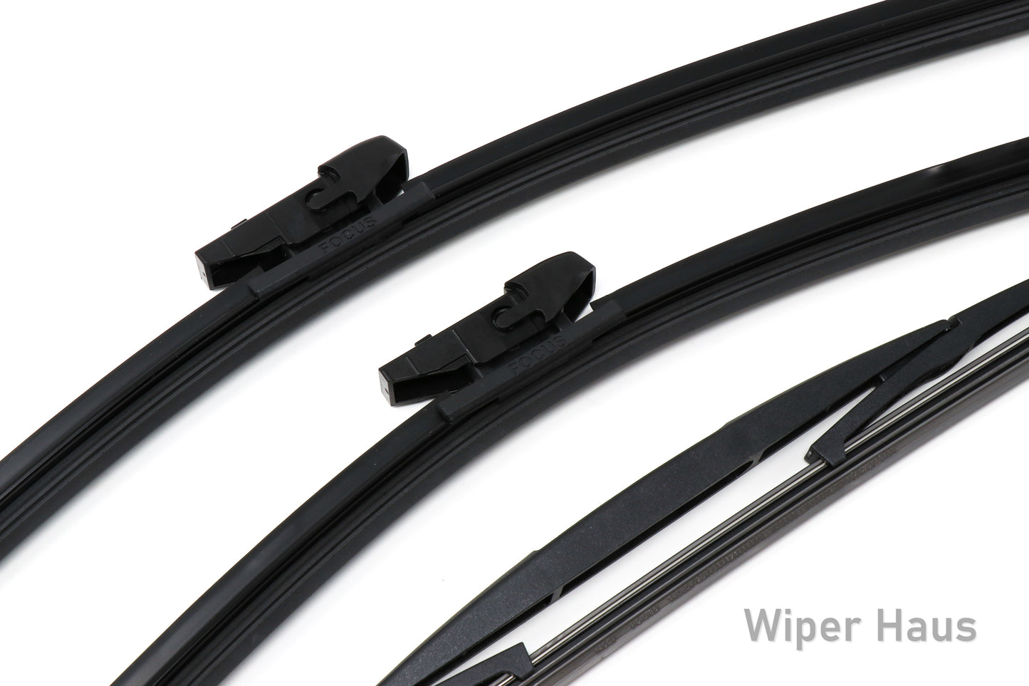 Detail view of Bosch FOCUS front and rear wiper blades 